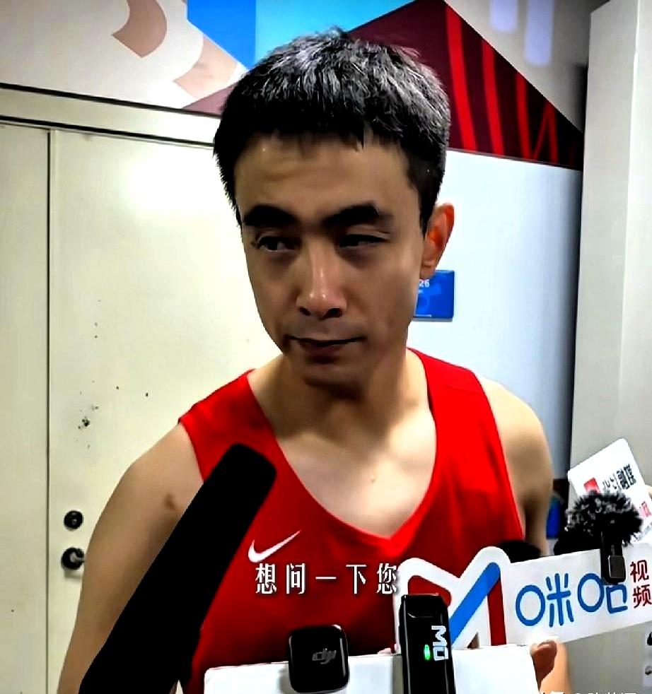 哨响后，篮筐像上了锁。
73-92不敌日本，这一夜，训练场“弹无虚发”的幻觉，被