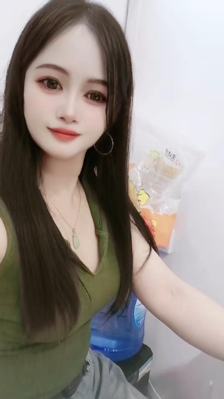 人呢，偶尔得自恋一下，要不然生活没意义又是喜欢自己的一天