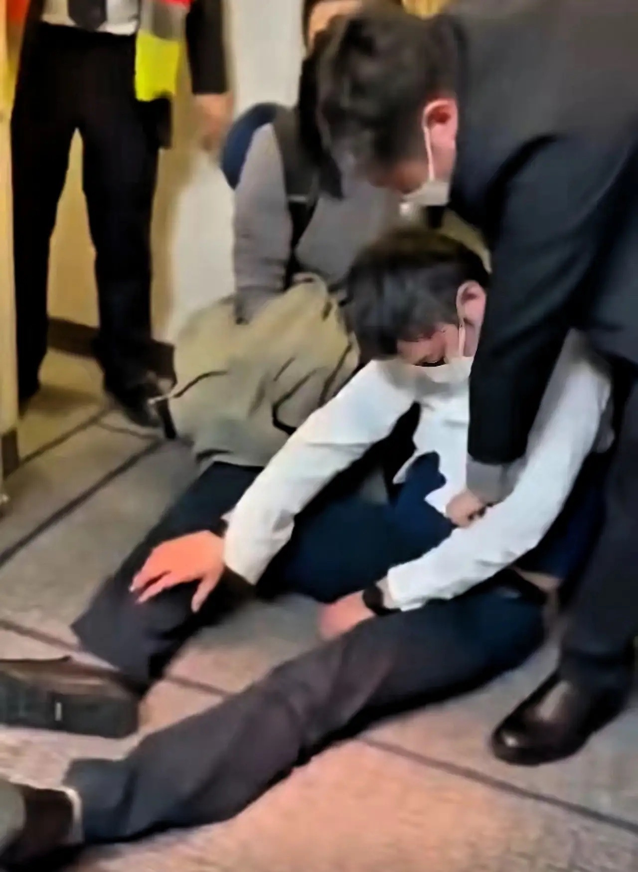 德国法兰克福机场，上演了一出让人没眼看的闹剧。主角是任宇、赵宝辉等七名因公转机的