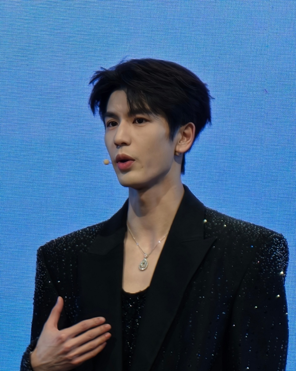 张凌赫联想发布会生图张凌赫联想见面会生图张凌赫联想发布会生图，帅，[爱你][爱你