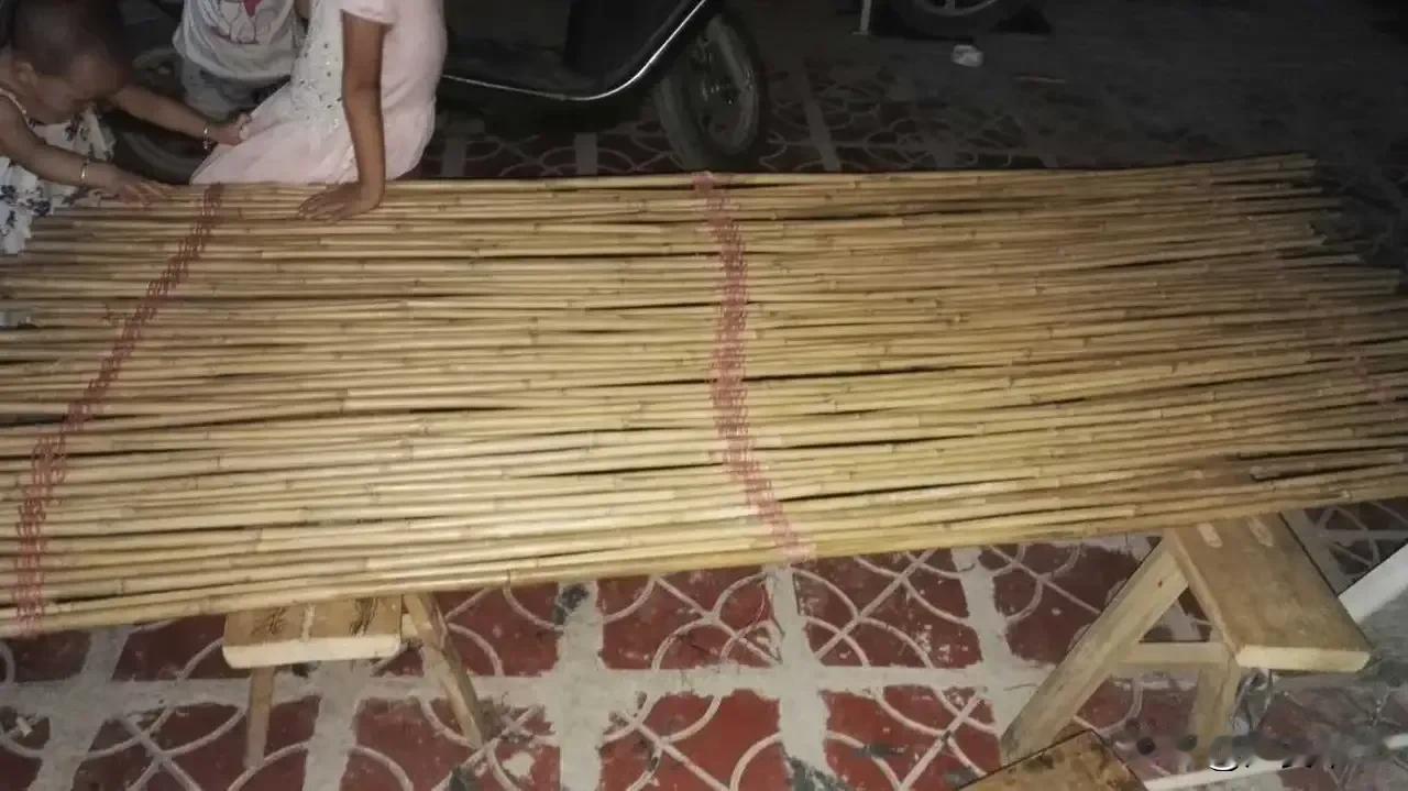 小时候光着脚丫，穿着补丁重补丁的衣服，这样的生活还有人怀念，怀念啥呢？也许怀念的