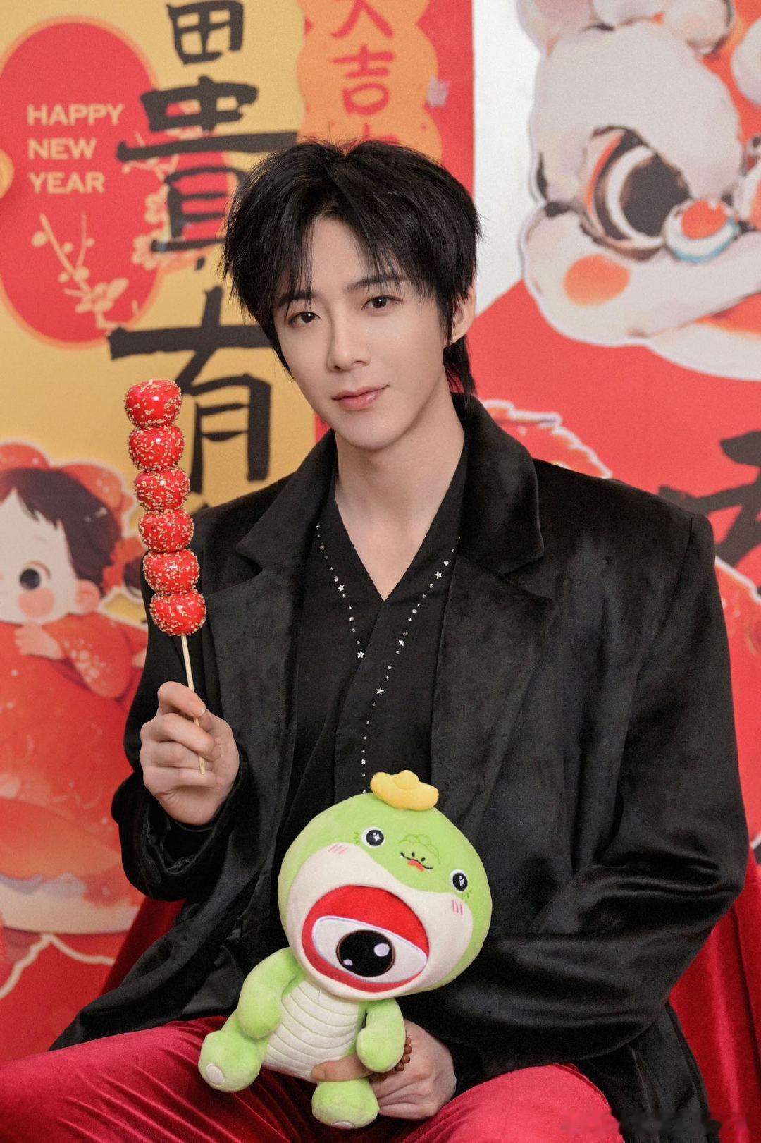 刘宇宁在春晚后台偷看陈小春  刘宇宁推荐用酸奶疙瘩堵亲戚的嘴  在线清唱给七大姑