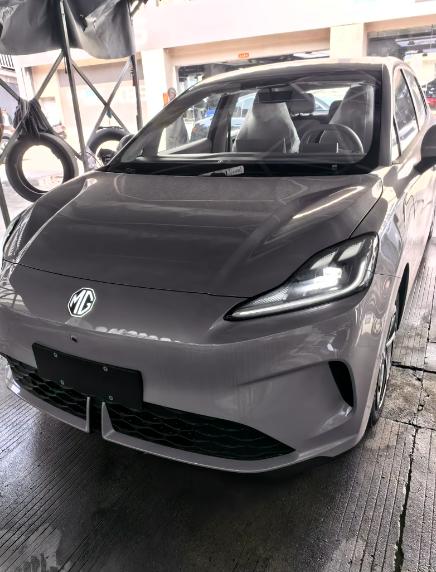 名爵MG4这款汽车其实是属于那种年轻运动以及耐看的小电车，整个设计比较流畅，掀背