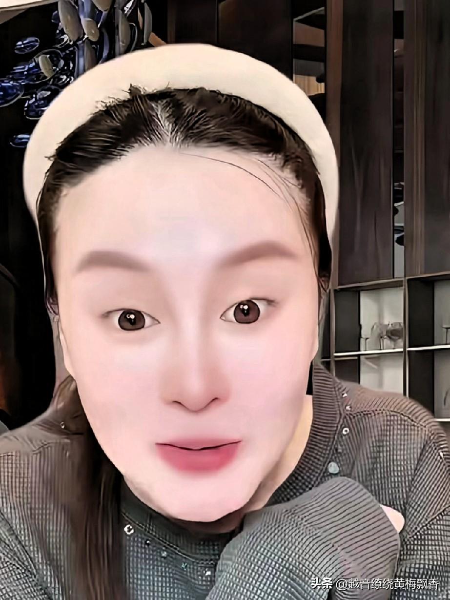 在球球的直播间里，有粉丝说：“把双姨开除了，我去伺候你。”球球回应道：“你伺候不