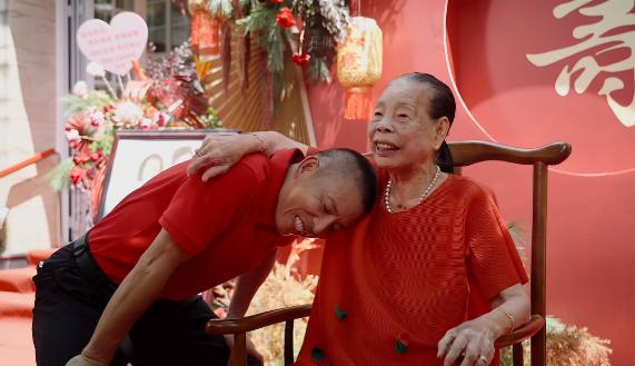 这才是富豪庆生的意义！福建富豪“卡宾先生”为老母亲庆祝90岁大寿，现场捐赠100
