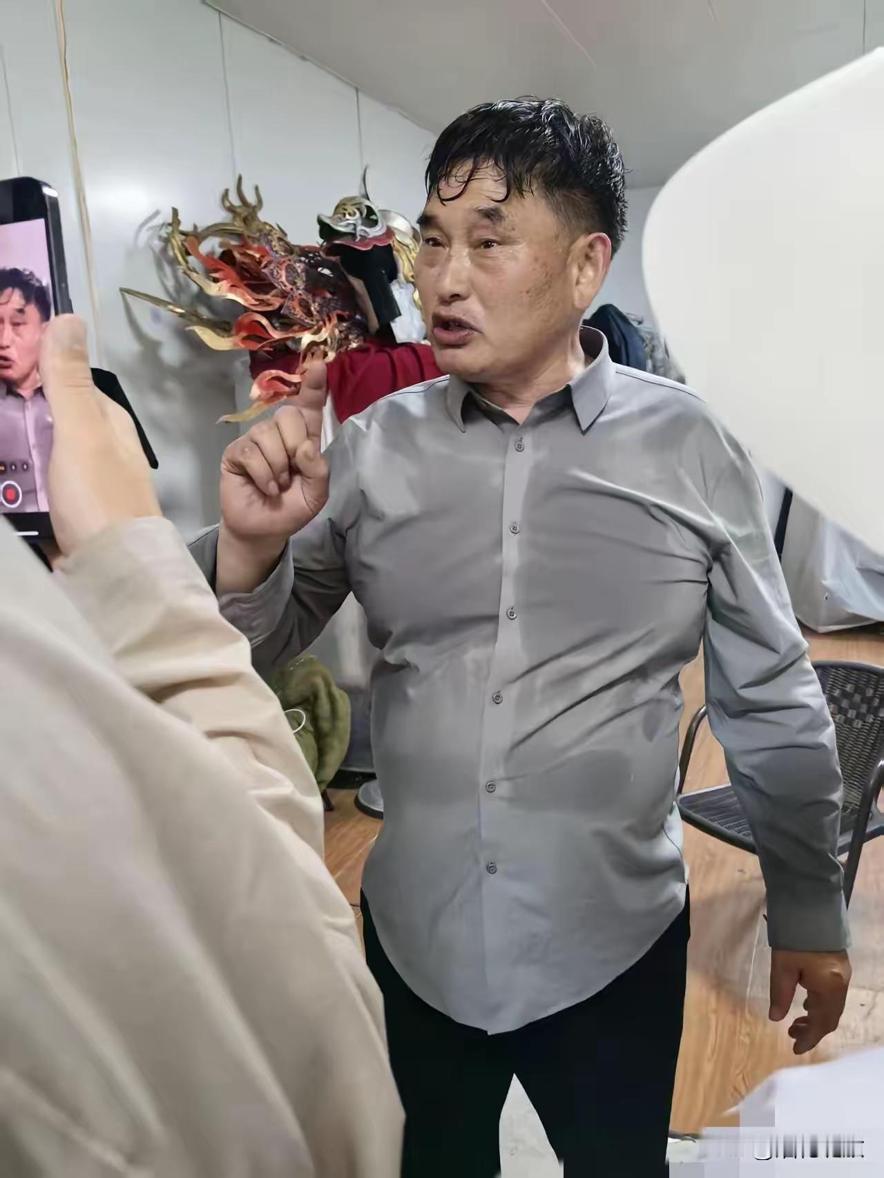 大衣哥，“我没那么赚钱”
网络上传说大衣哥朱之文非常能赚钱，商演三首歌就能赚十万