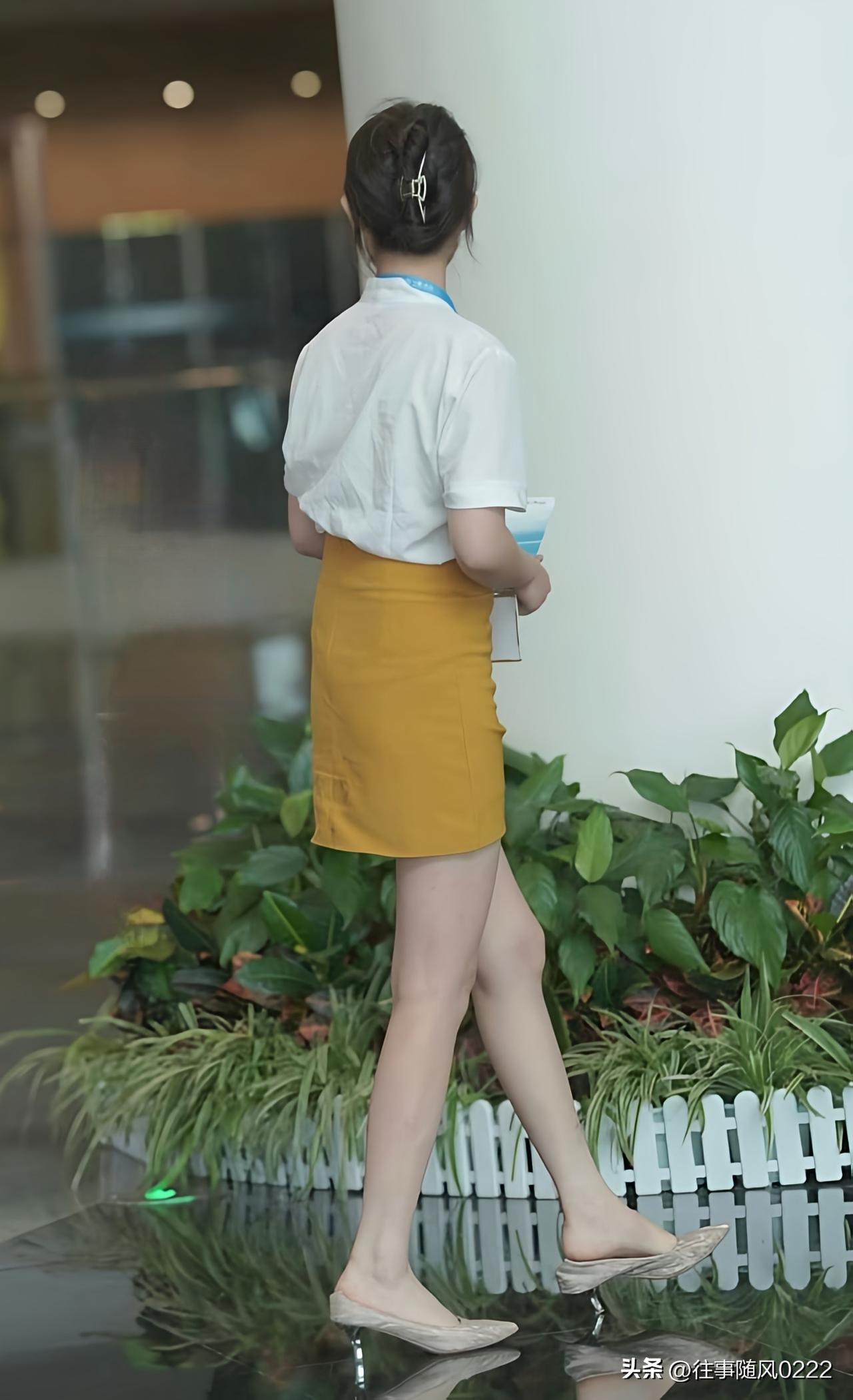 优雅职场穿搭，白色衬衫+黄色短裙，简约大方，自信满满