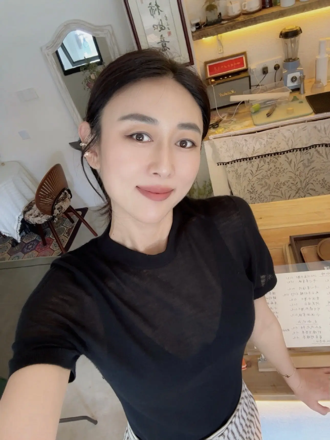 当我们允许他人和自己不一样时，就学会了包容；当我们允许自己和他人不一样...