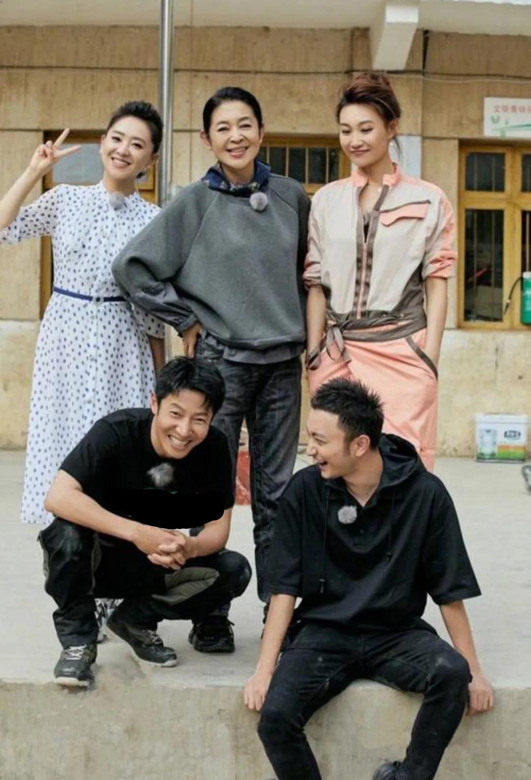 喜欢小尼和小撒，有他俩在，场面总是那么欢乐，这对欢喜冤家，生活中是很好的哥们儿，
