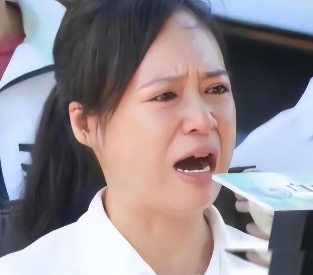 曾经那个睡工棚帮民工讨薪的“正义律师”周君红，如今拖着两个行李箱，在异国他乡的街