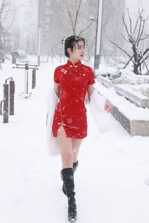 零下20度的哈尔滨街头，一位外国游客以光腿短裤的“反季节”穿搭成为焦点。寒风中，