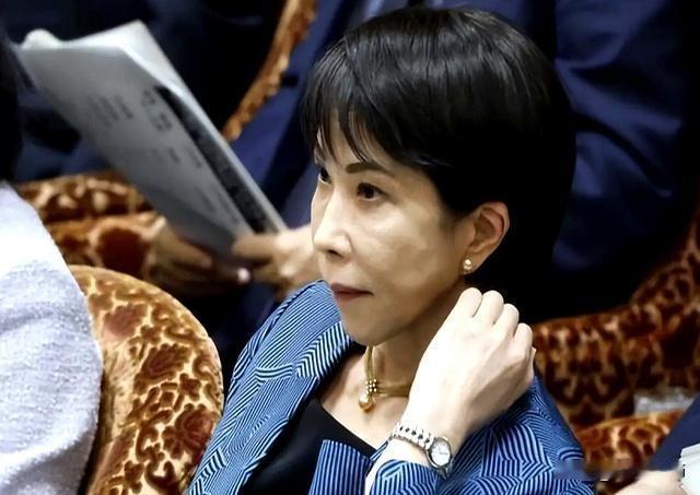 媒体：高市早苗或提前下台 12高市或提前下台，冲上热搜。
她在台湾问题上疯狂试探