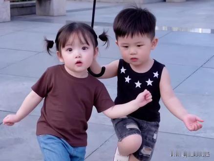 这两个小孩儿真是天真可爱。