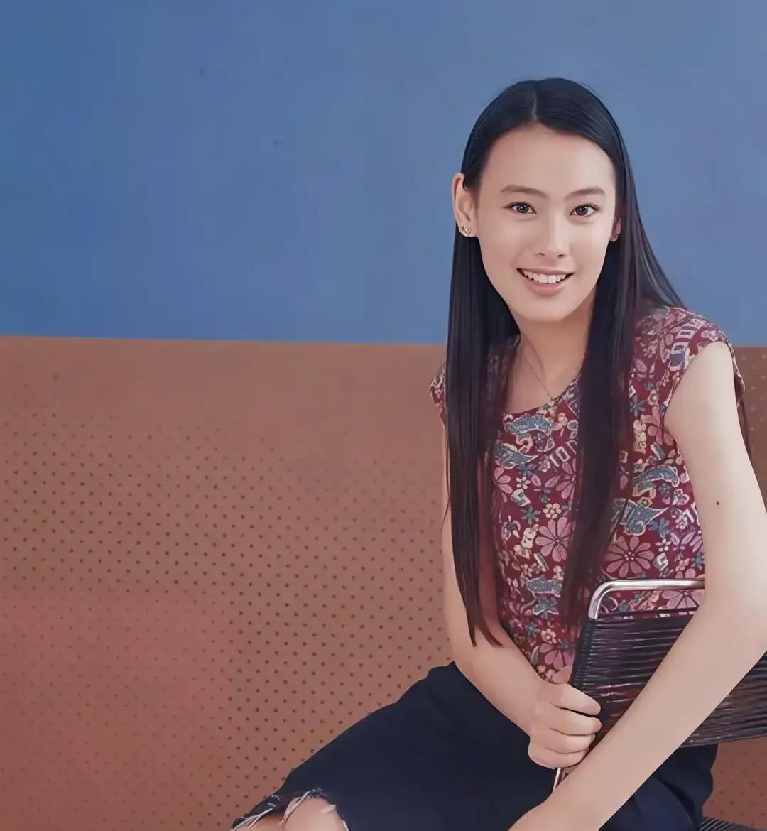 21岁生三子没名分，如今靠儿子翻身
 
她12岁签约英皇，16岁辍学拍戏，21岁