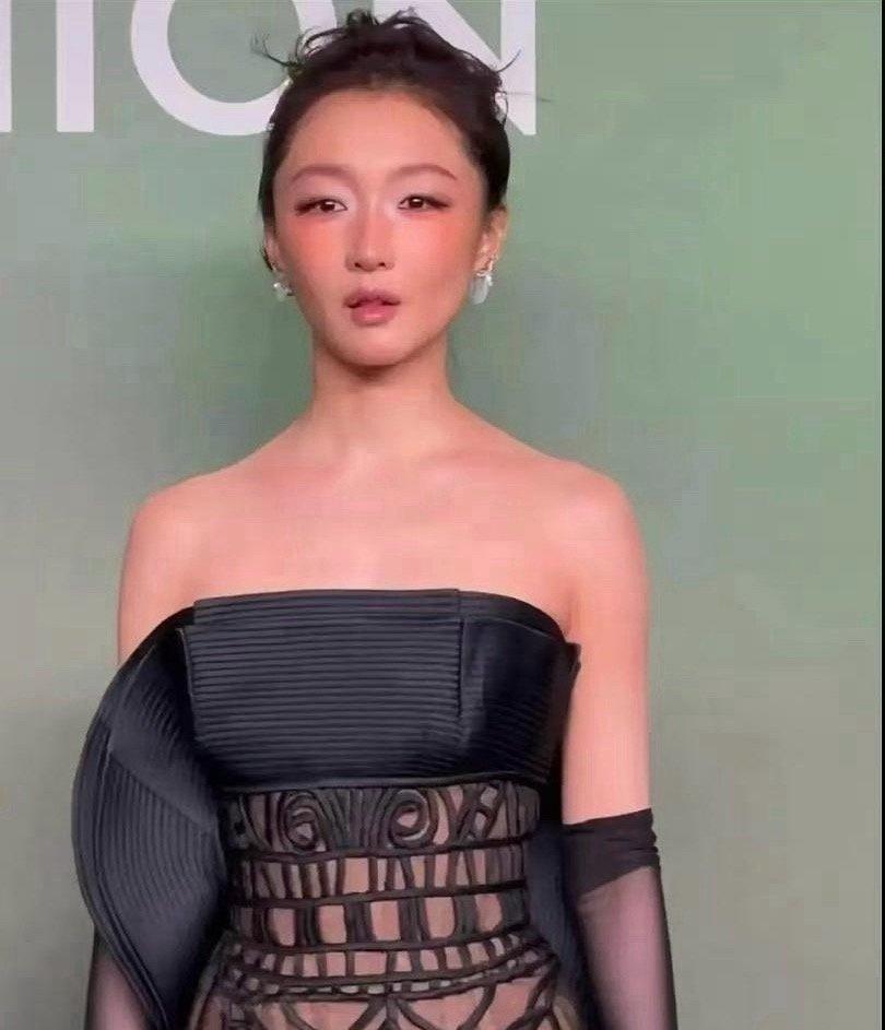 VOGUE盛典红毯上，周冬雨大胆尝试新风格，一身黑色透视薄纱礼服惊艳登场，一改往