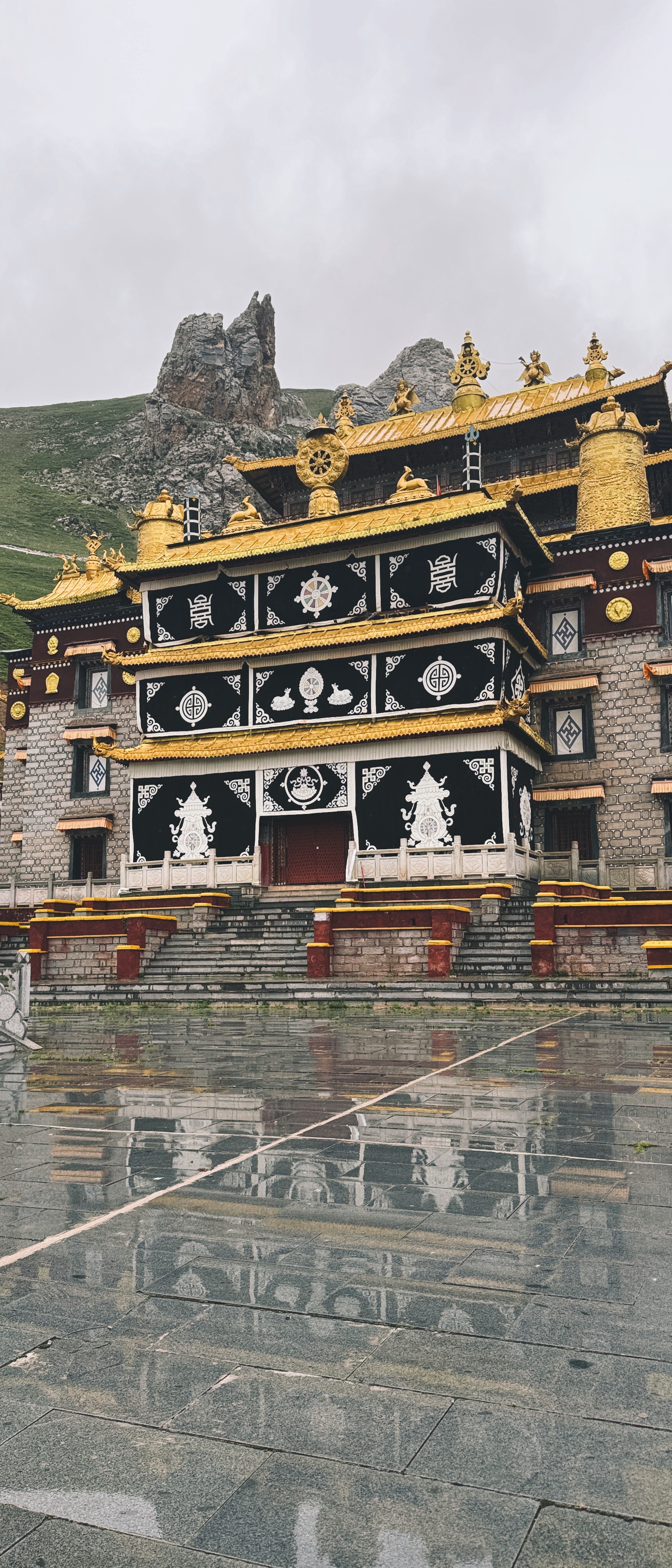 冒雨去了鲁布寺。图八是寺院大殿门上的防熊刺。图九是有人在寺院里的路灯灯柱上表白。