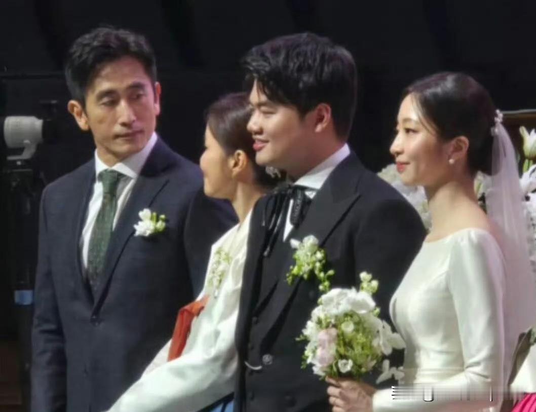 车正民结婚啦！
爸爸车仁表一身正装亮相，状态真的好绝——58岁依旧身姿挺拔，不愧