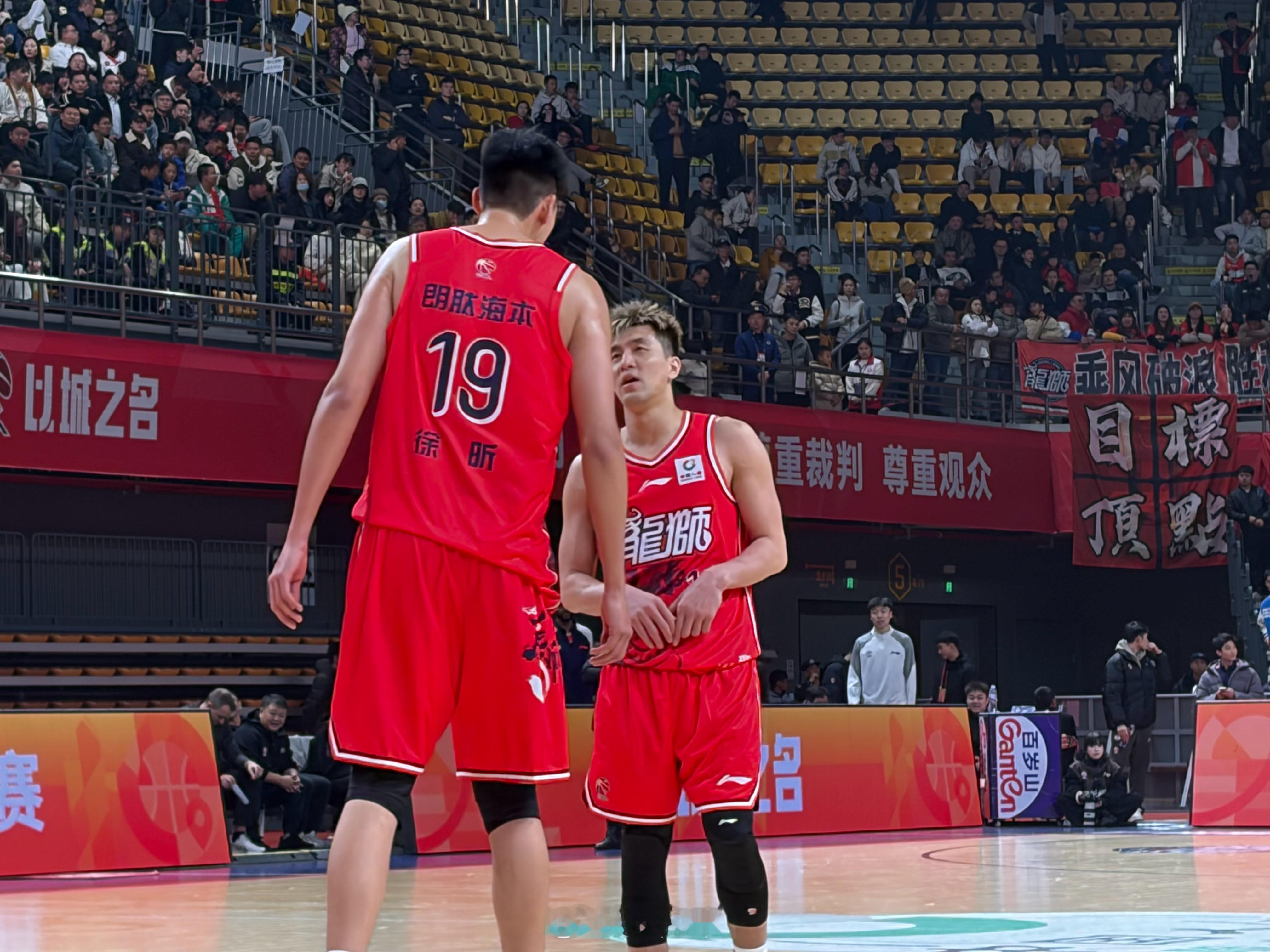 郭艾伦复出，徐昕成为最大受益者，他今晚独得24分14篮板2助攻1抢断2封盖，统治