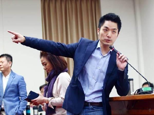 [打脸]“蒋万安”在接受咨询时说不出自己是“中国人”，有的人表示愕然和惊讶。。。