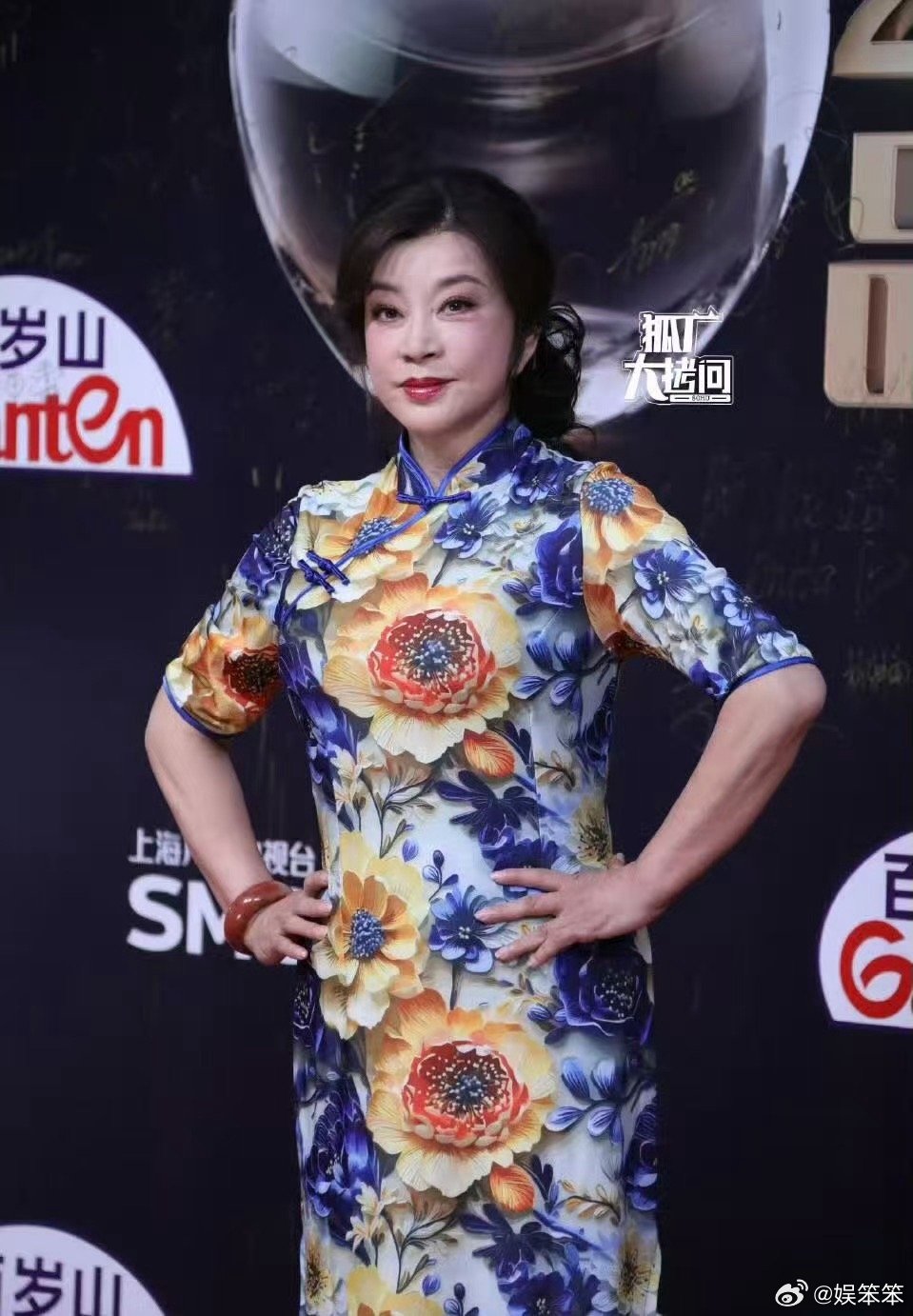 以为向佐刘晓庆穿的是情侣装 向佐和刘晓庆活动同框，俩人衣服都花团锦簇的，全是花花