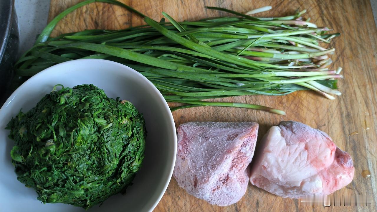 荠菜粗面饺子

回想起昨日中午我亲手烹制的荠菜韭菜猪肉馅饺子，至今仍唇齿留香，回