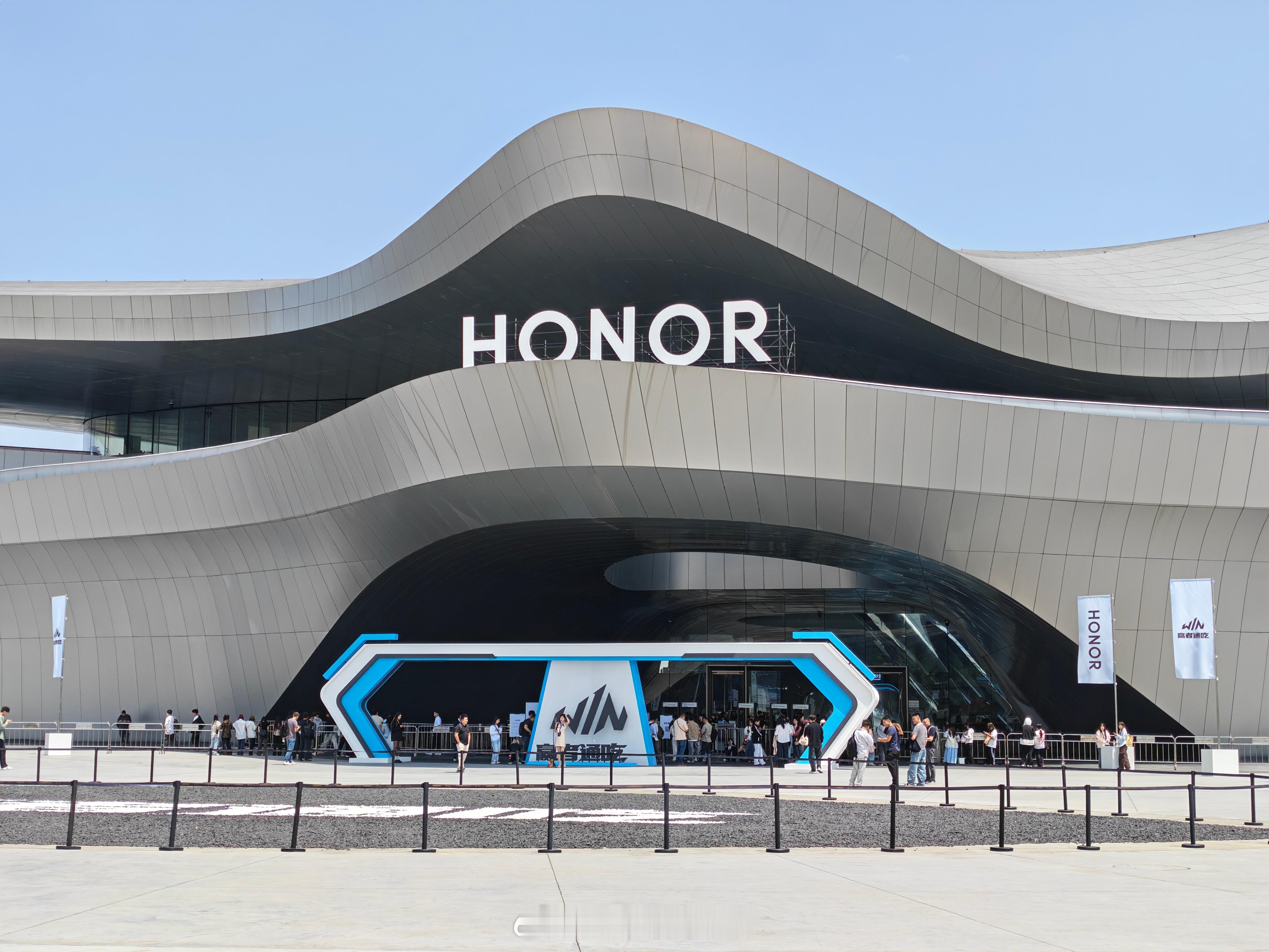 来参加荣耀WIN游戏本 暨全场景新品发布会啦 成都·成都科幻馆