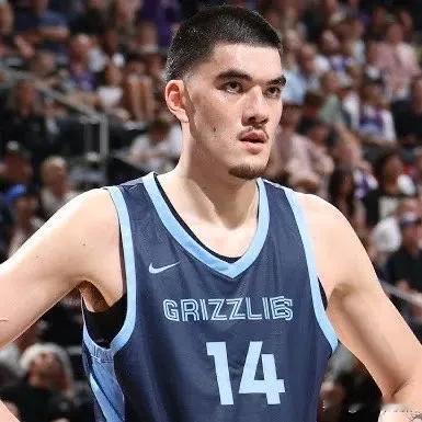 nba官方列出了第一期最佳新秀阵容名单：

一阵由扎克伊迪领衔，

扎克伊迪（灰