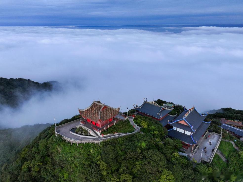 山野慢旅行 登云端古观，赴一场山河云海之约终于踏上这座云端仙山，亲眼见到漫无边际