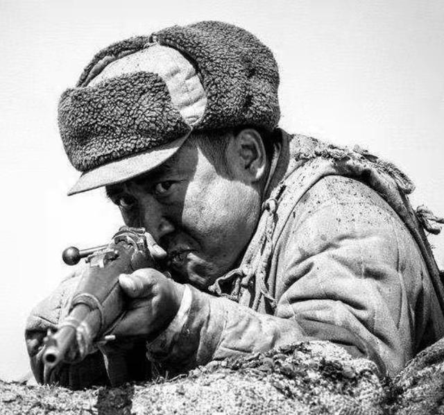 1952年，朝鲜五圣山上，一名美军大白天光着身体朝我军阵地撒尿，新兵陈凤楼违反纪