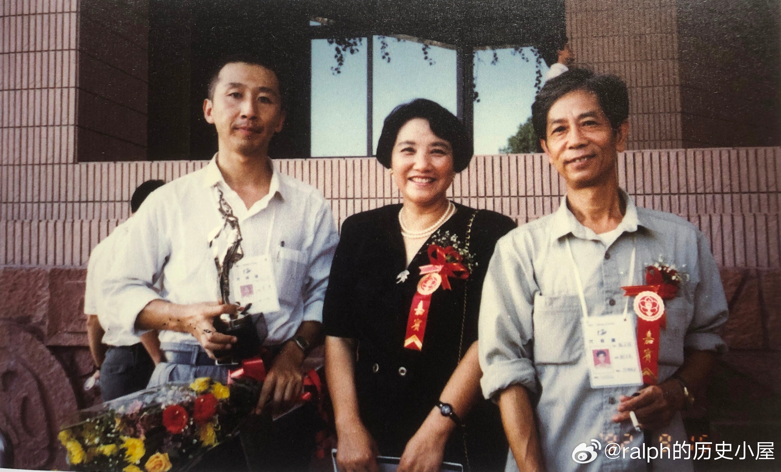 1992年祝希娟与冯小宁（电视剧《北洋水师》导演）和广东台张木桂领取中国电视“飞