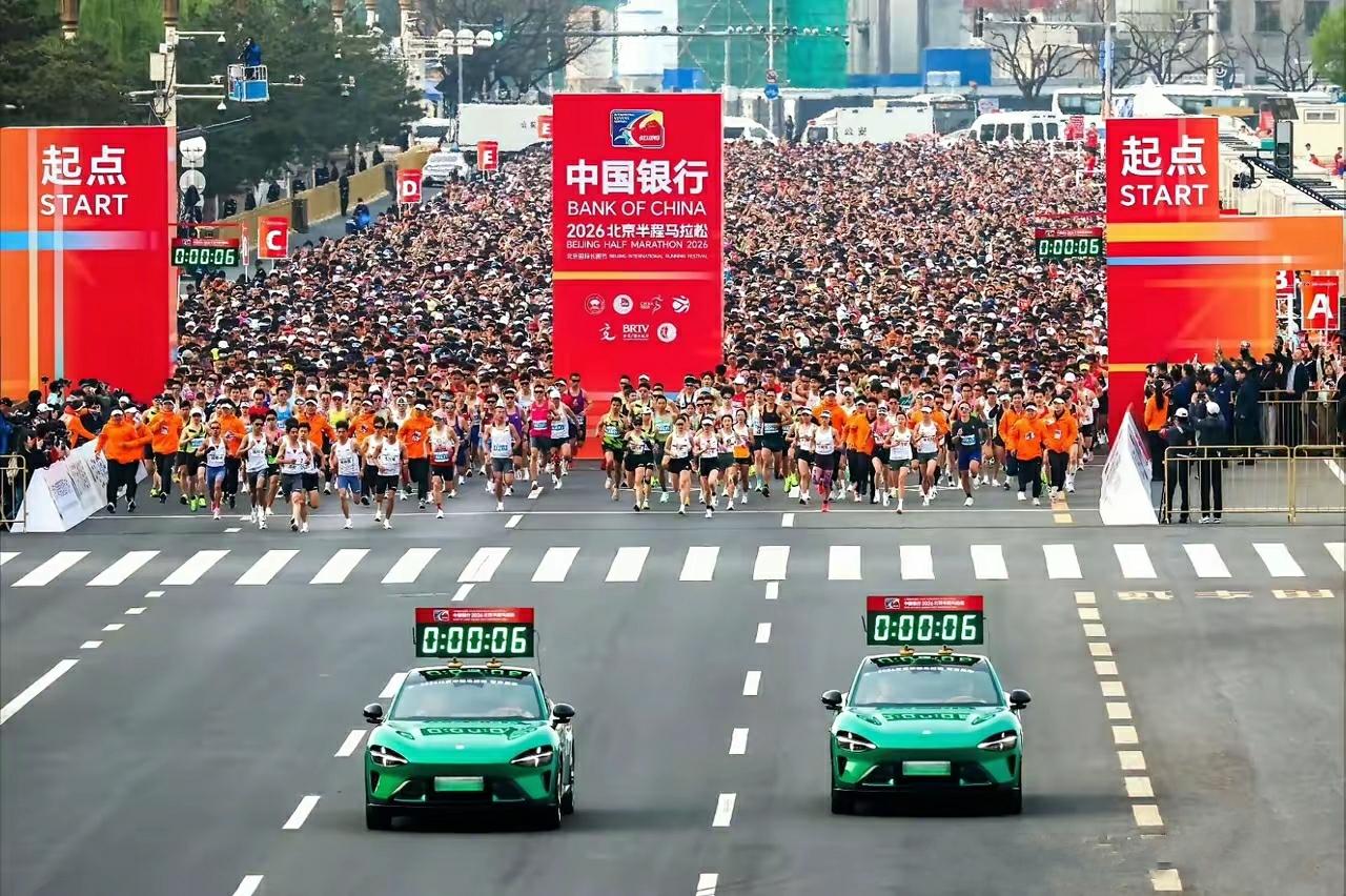 我问闺蜜，雷军最近是不是睡觉都能笑醒啊？

小米YU7成为2026北京半程马拉松