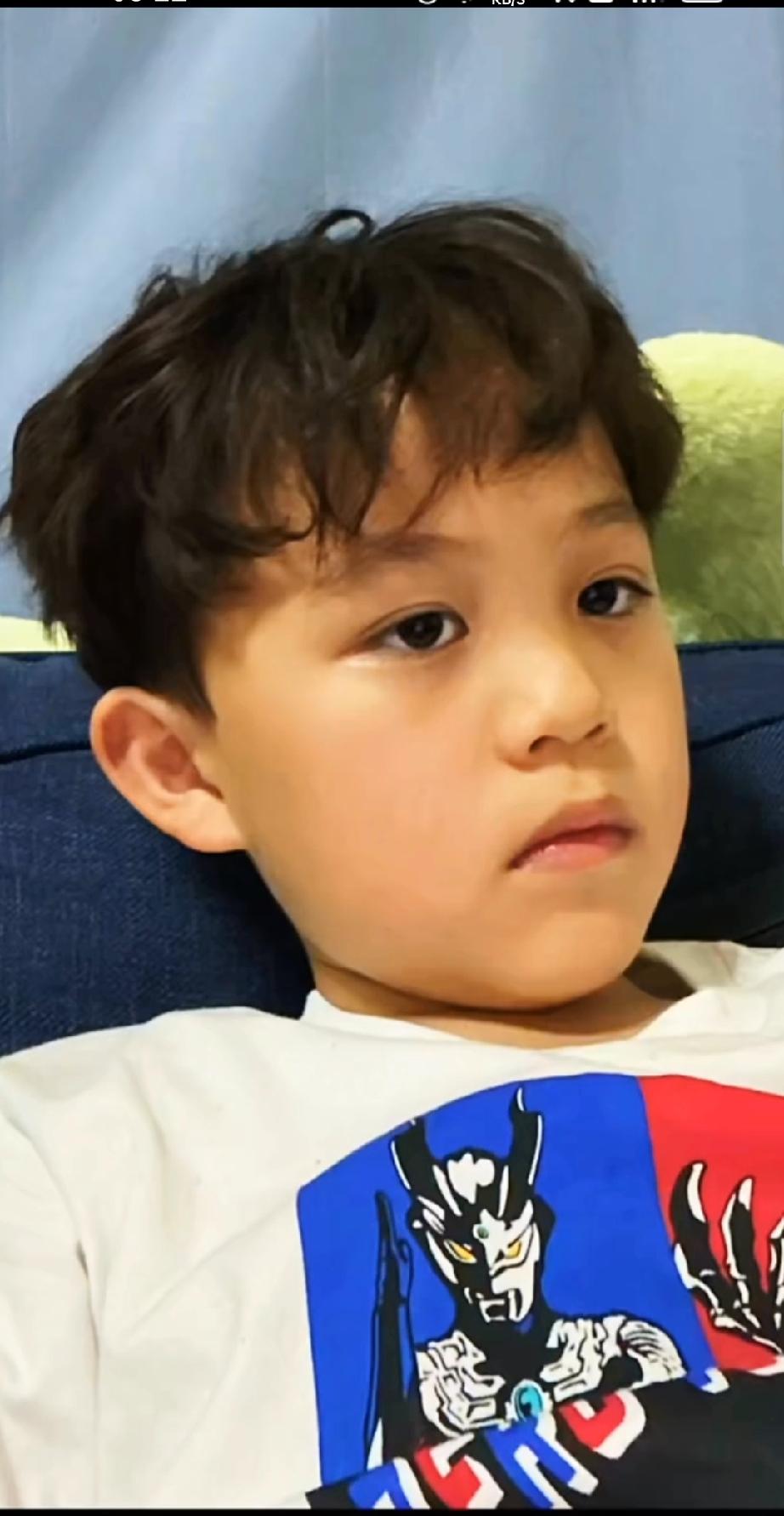 赖文峰儿子六宝迈着六亲不认的模特步缓缓走来！屁股妞妞，肩膀晃晃！

赖文峰儿子六