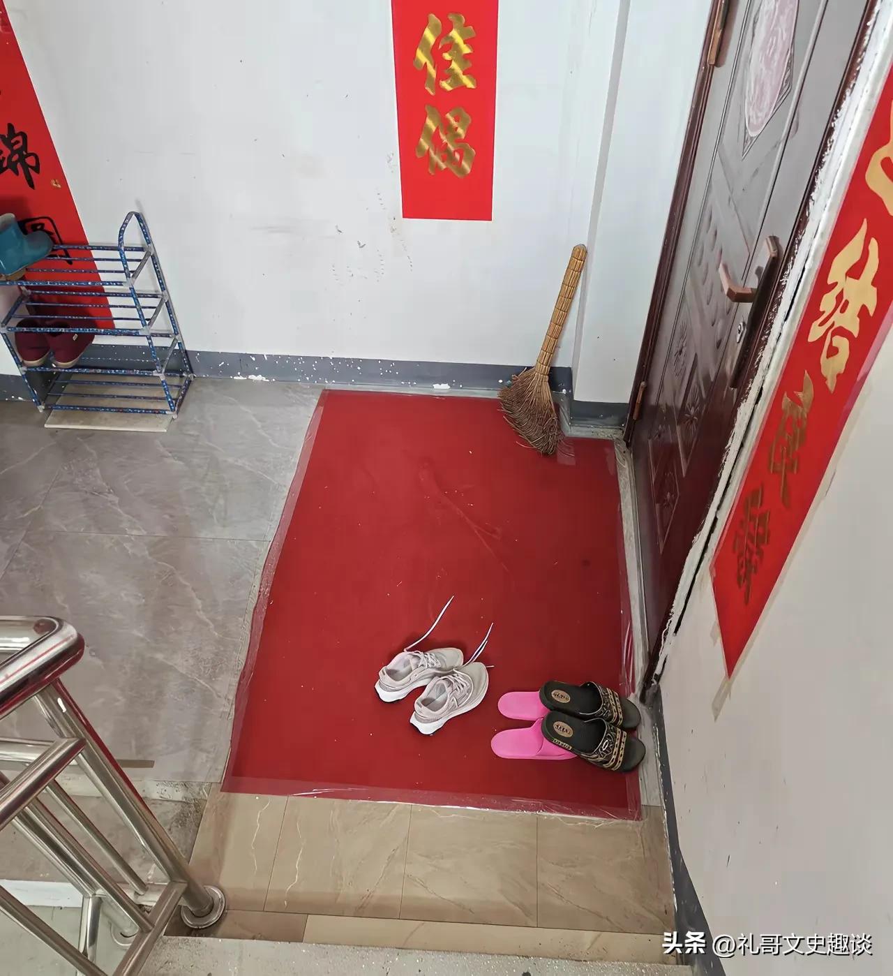 邻居这样做，我每次下楼的时候，我都想把鞋子给他踢跑。二楼邻居把门前地铺上地毯，紧