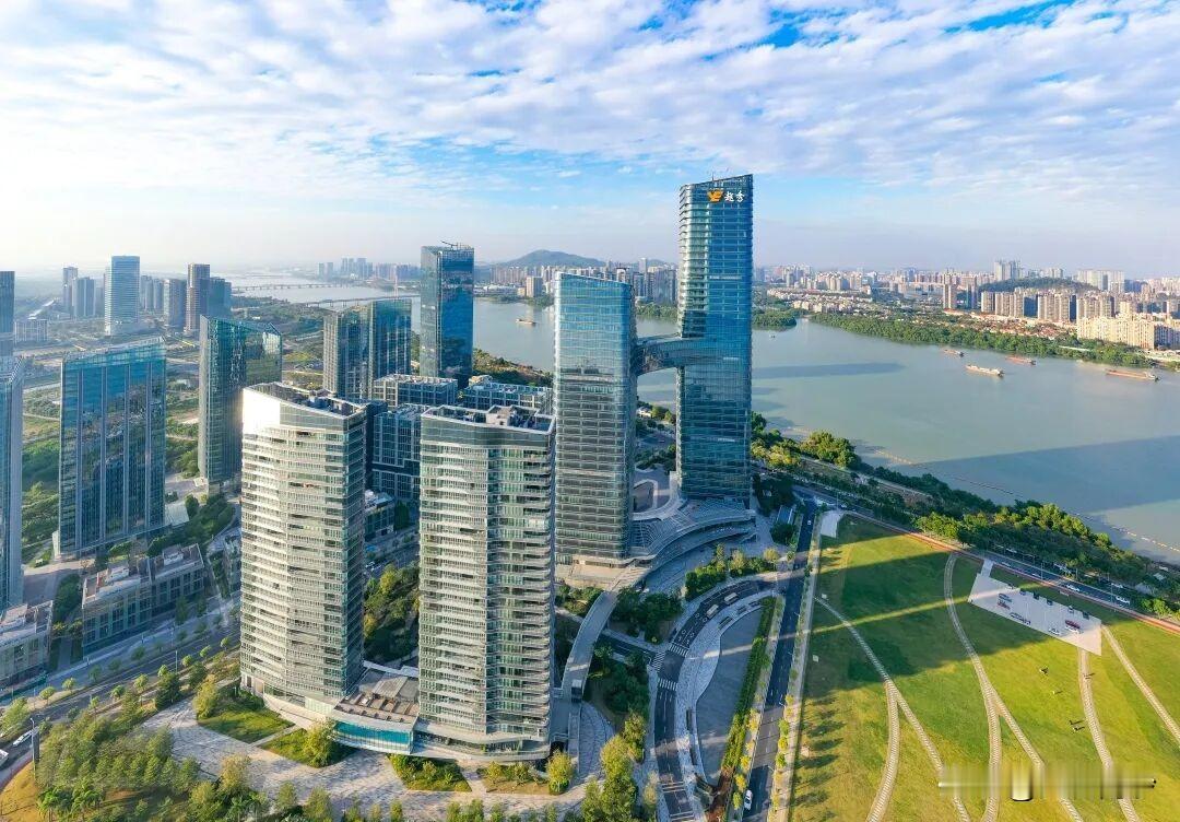 【深圳⇌南沙“空中的士”试飞成功】日前一场跨越粤港澳大湾区的低空试点飞行在南沙举