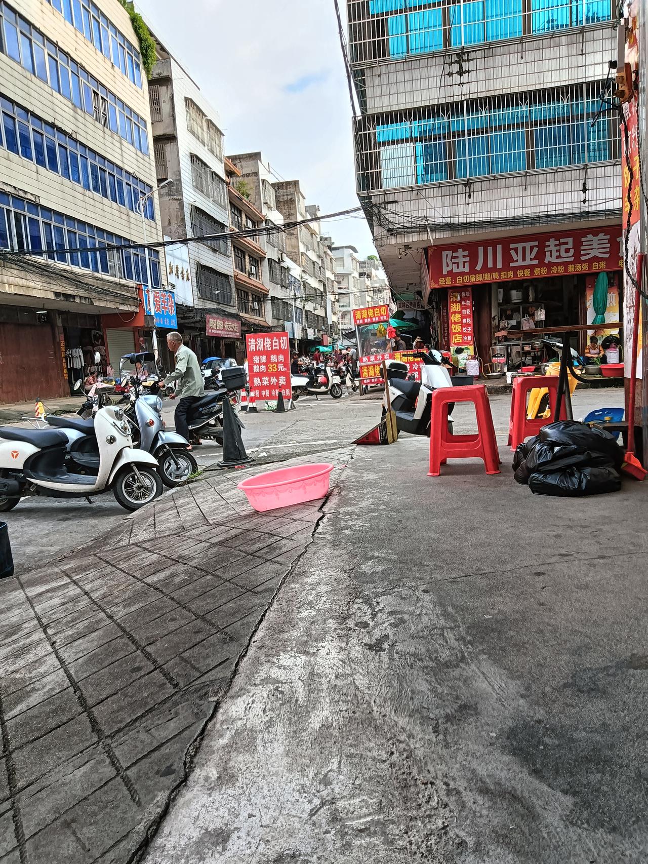 桂东南玉林市特别是陆川博白人尤喜吃簸箕炊，下午又经过沿江度假村市场吃碗当地簸箕炊