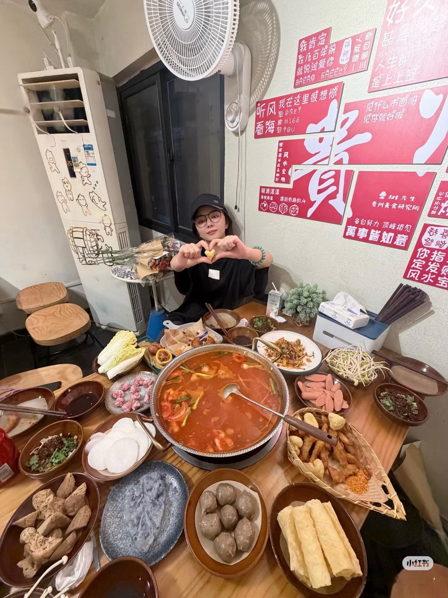 我们来吃你同款贵州酸汤火锅啦，还有你点的狼牙土豆、洋芋粑粑