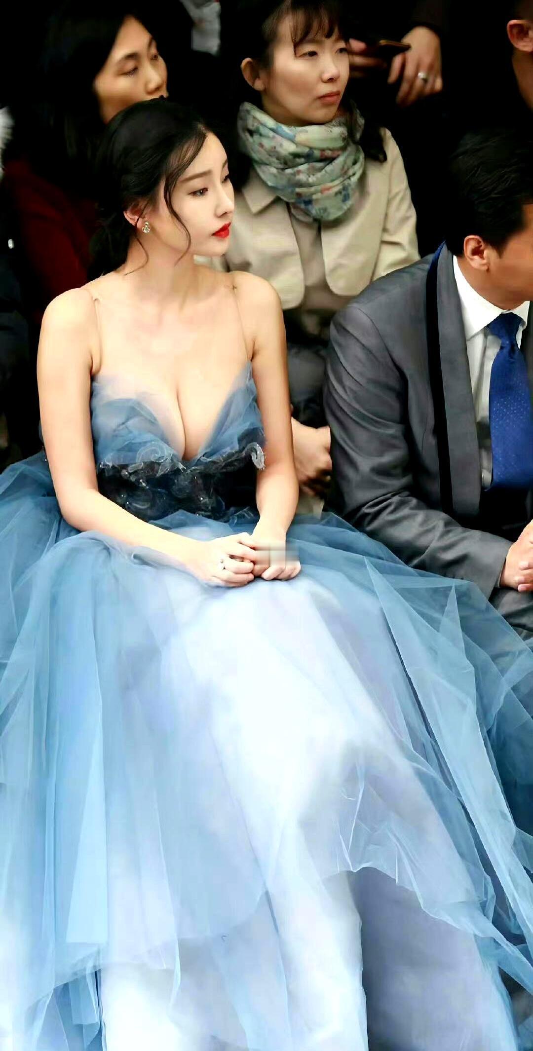 童菲一出场，腰是腰，腿是腿，该凹凹该凸凸，生俩娃还能把礼服勒成“二次发育”，确实