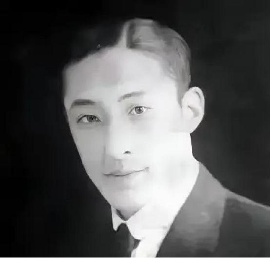 1945年，一个“汉奸”提着十亿现金和上百根金条投奔新四军，两位将领当场愣住，这