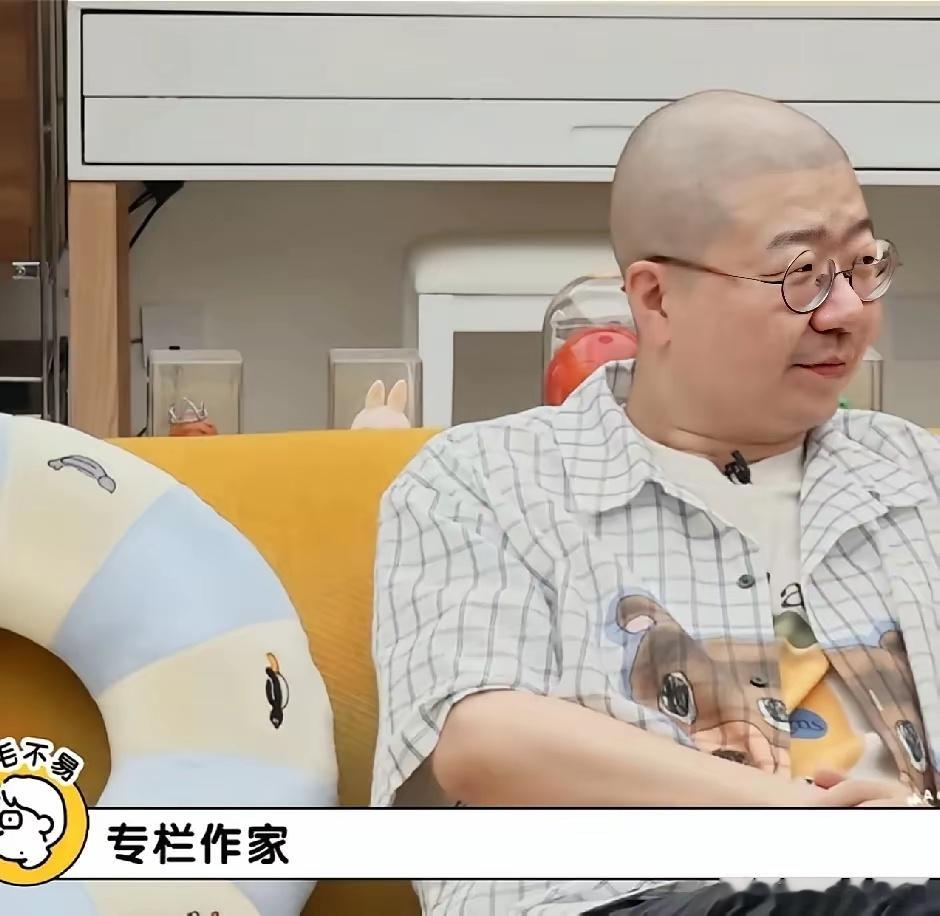 毛不易夸李诞是“专栏作家”，李诞有些不爽的说：“你怎么说话老阴阳怪气的？”毛不易