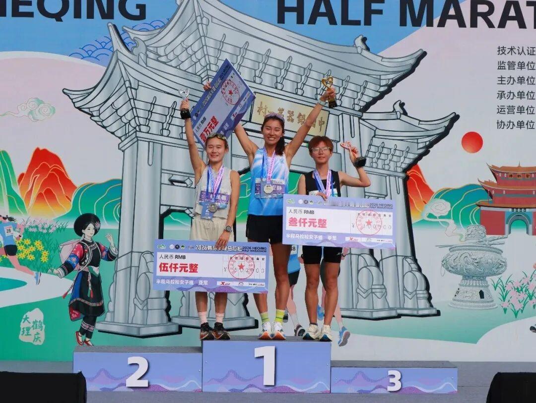 鹤庆半马海拔2200米，焦安静1小时18分42秒夺冠，正式宣告王者归来。
复出初