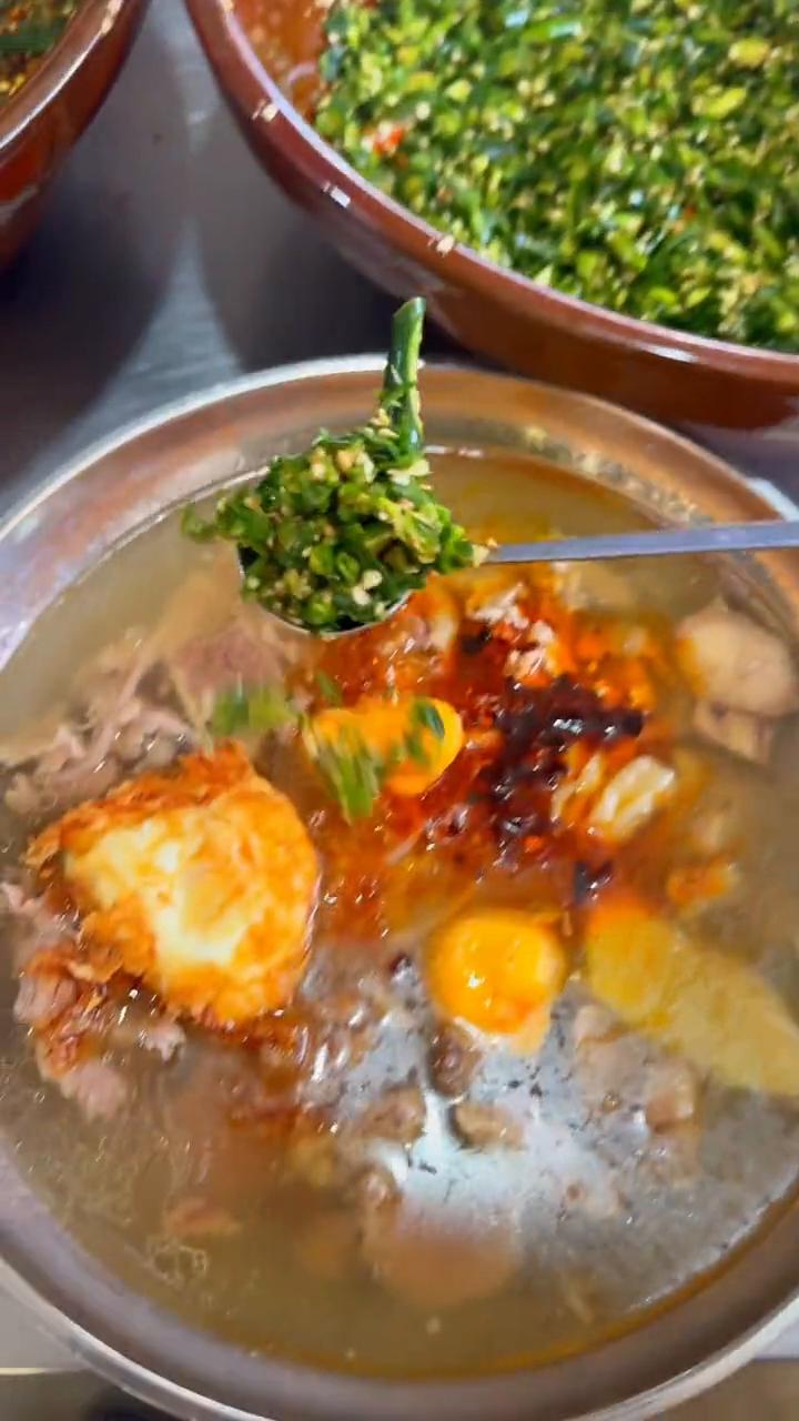 芒市早餐米线。
这刮的是什么东西？木姜子。
吃早餐，兄弟们，你们得来芒市吃上早餐