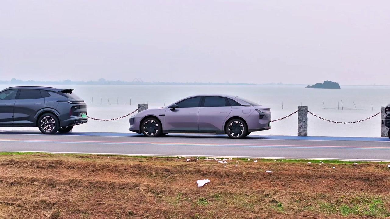 🌊开着刚提的小鹏M03去梁子湖，湖边露营的快乐谁懂啊！坐在车里看着波光粼粼的湖