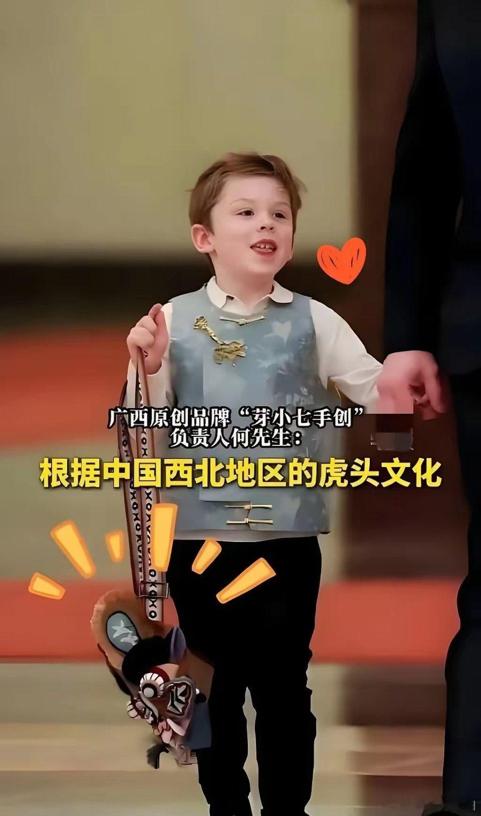马斯克这老狐狸，确实有点东西。带着儿子访华，孩子身上背的那个包，居然是广西桂林的
