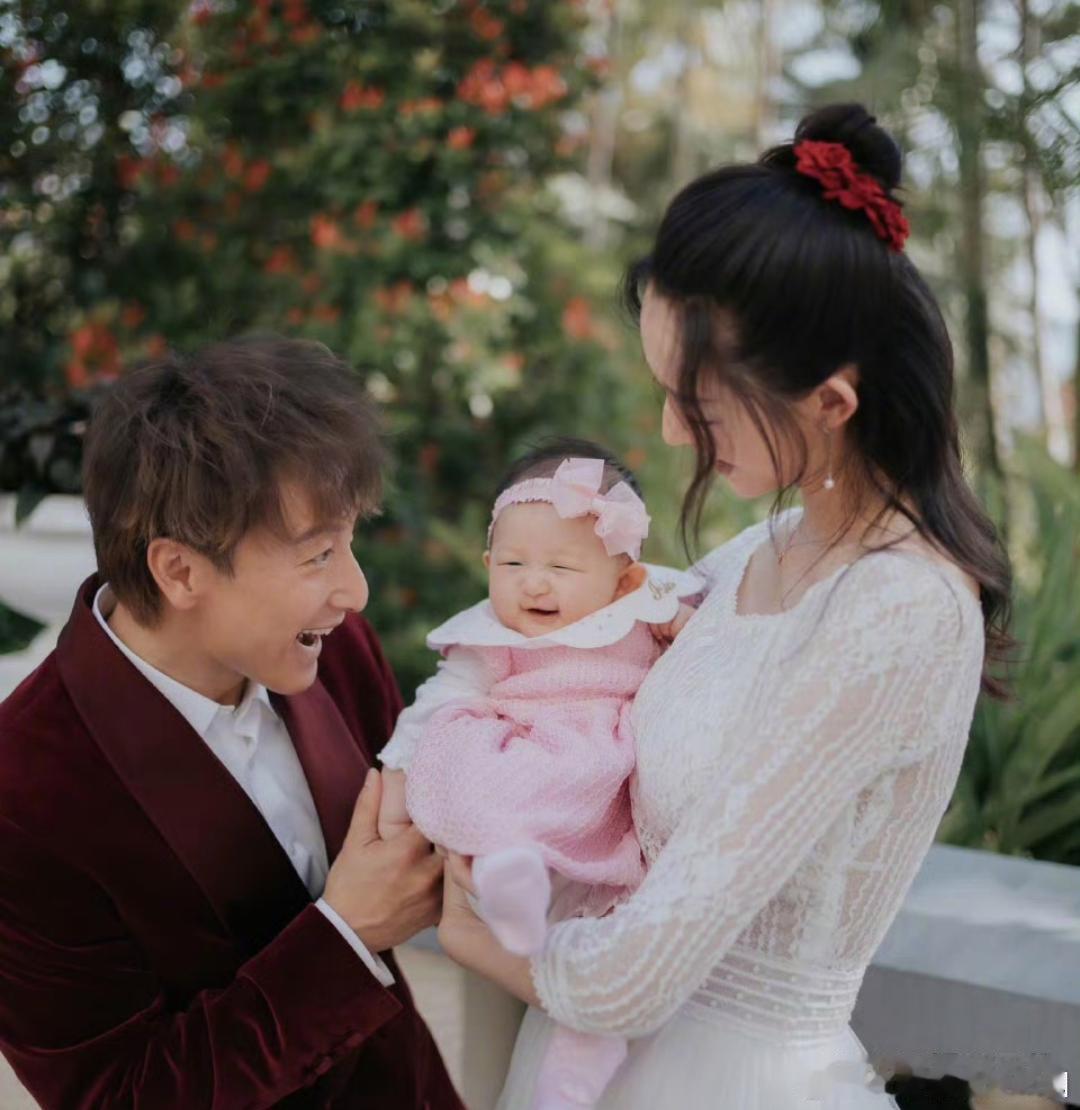 方力申晒婚纱照方力申晒出和叶萱的婚纱照，透露两人补办婚礼。他写道：“上年太太在毫