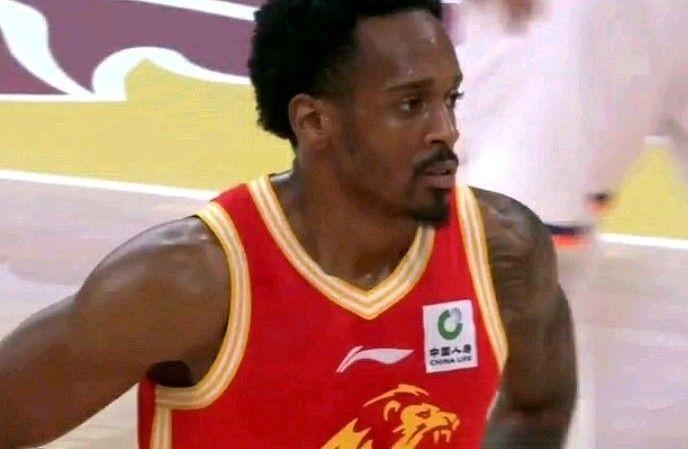 布朗这41分，真不是上海防得差。
是浙江的战术，把他放在了一个“你明知道他要打，