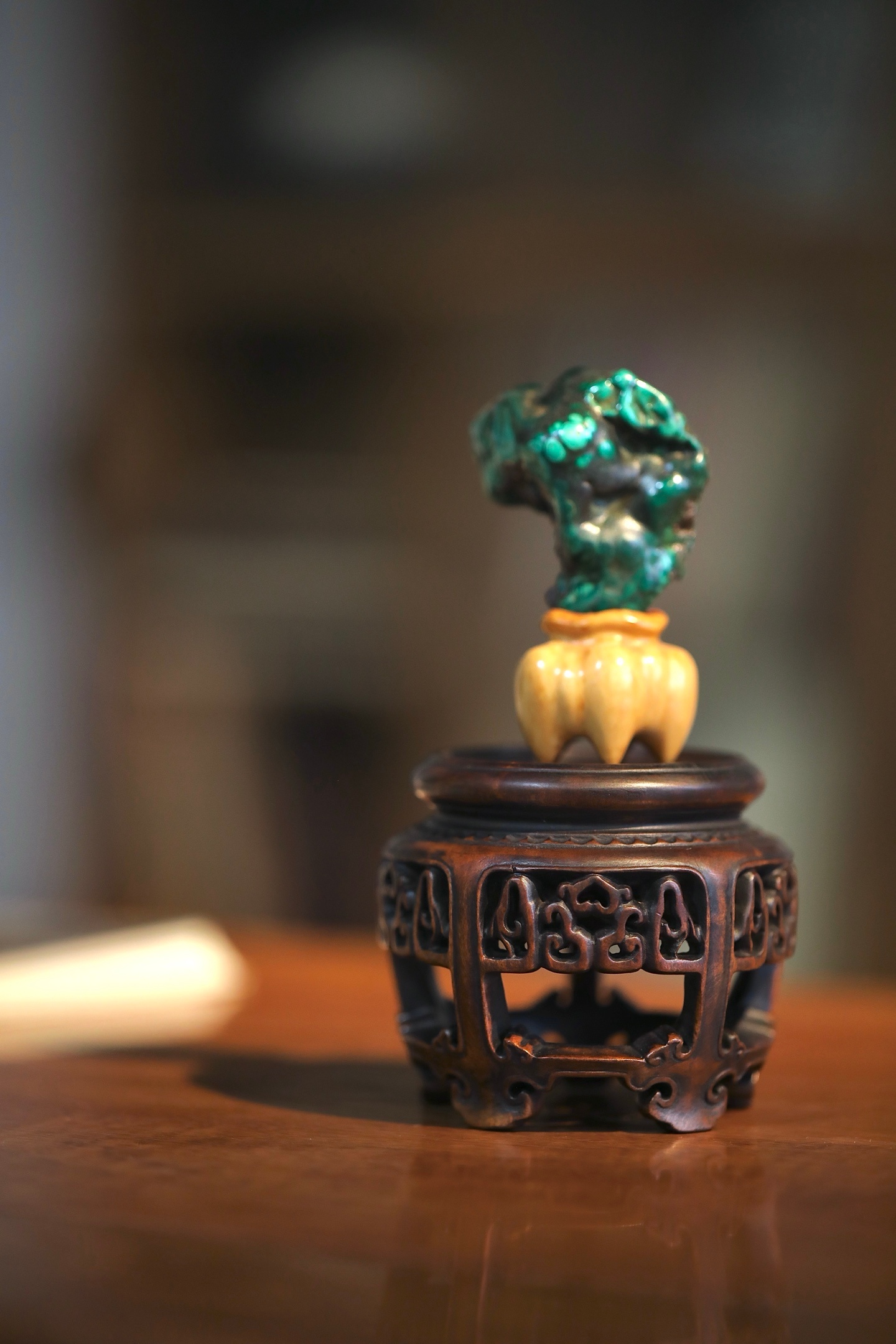 黄杨木 | 底座黄杨木循古法镂雕成座。卷草纹婉转缠枝，镂空处虚实相生，器型虽小，