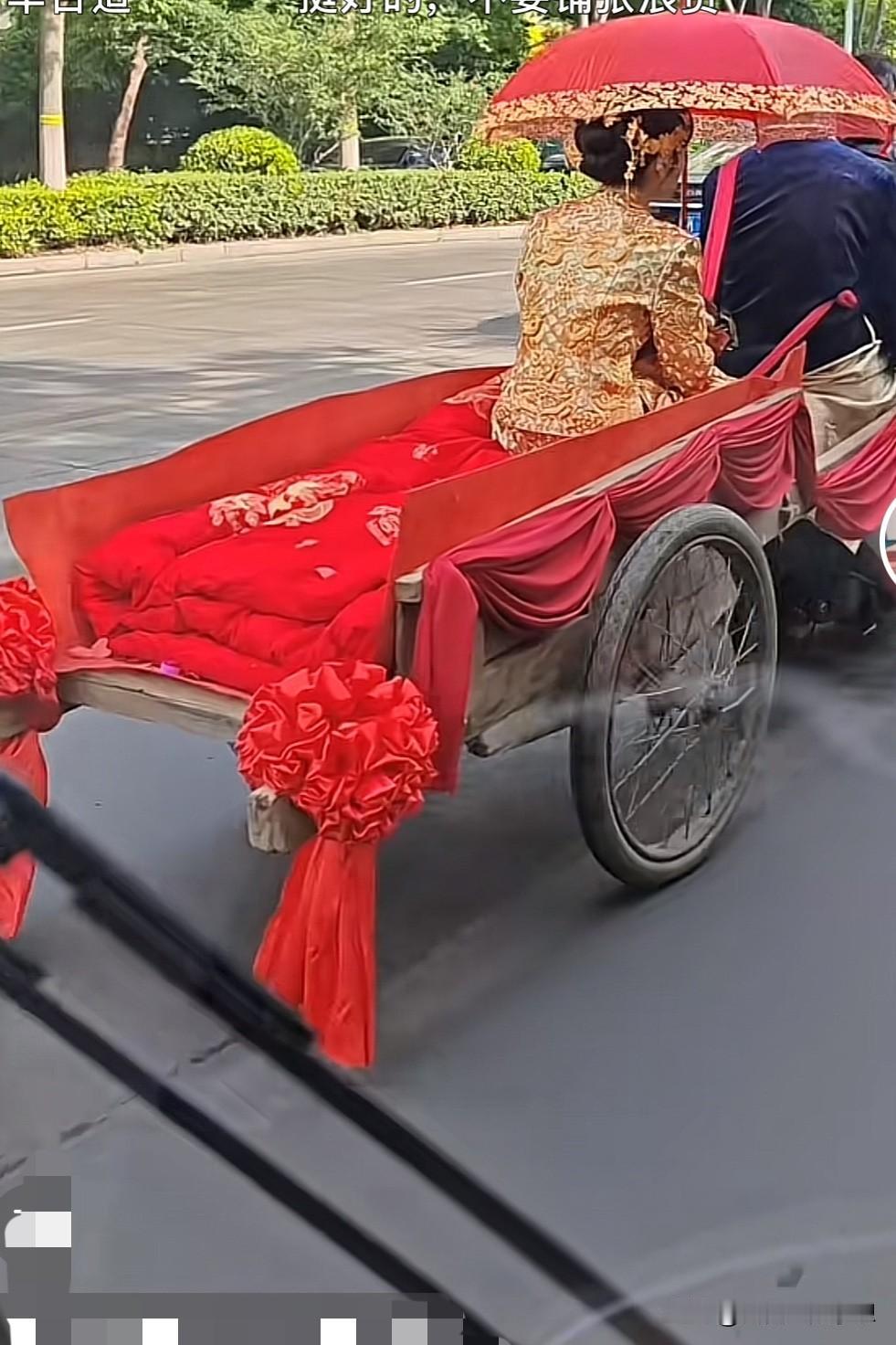 创意婚礼！现在拉架子车结婚的真的少见了，能看得出来新娘是会过日子的好姑娘！

现