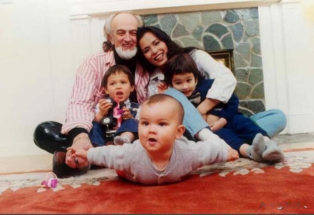 韦唯和迈克尔·史密斯育有三个混血儿子，两人离婚后，三个孩子均有韦唯独自抚养长大。