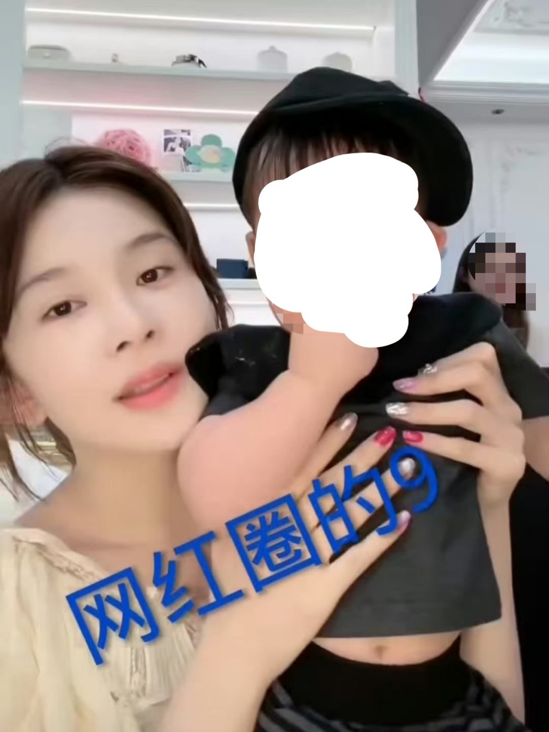 曝赵樱子有孩子了 原明星现网红赵樱子为了流量真是越来越没有节操了，其在直播中抱着