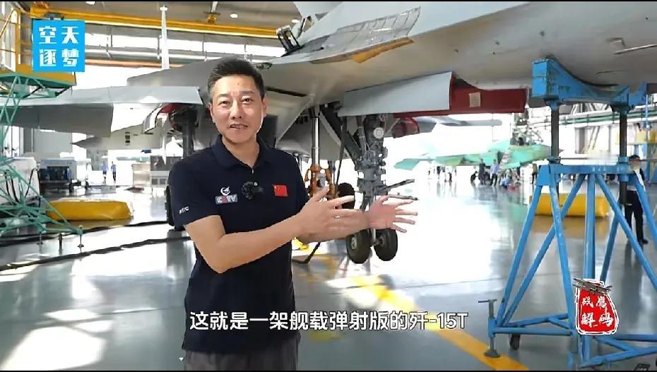 歼35为什么被当成了背景？央视采访歼15T生产线的时候，至少有6架歼35被当成了
